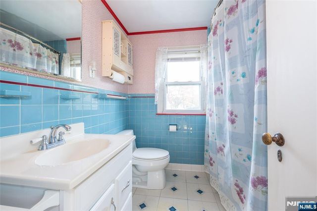 11 Oak Grove Road, Caldwell, NJ 07006