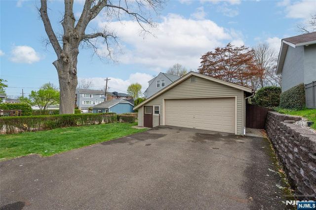 11 Oak Grove Road, Caldwell, NJ 07006