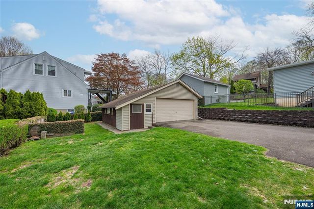 11 Oak Grove Road, Caldwell, NJ 07006