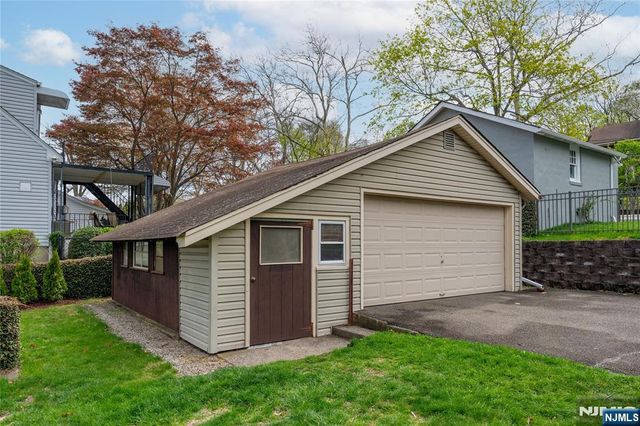 11 Oak Grove Road, Caldwell, NJ 07006