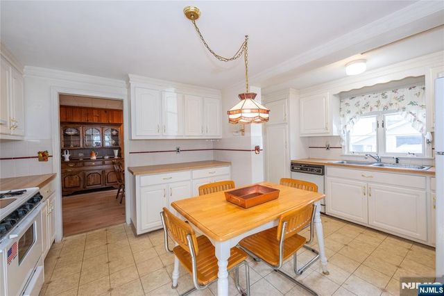 11 Oak Grove Road, Caldwell, NJ 07006