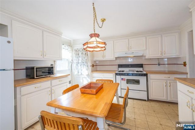 11 Oak Grove Road, Caldwell, NJ 07006
