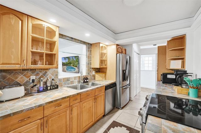 2101 NE 25th St, Wilton Manors, FL 33305