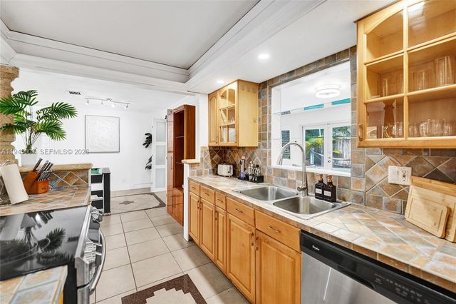 2101 NE 25th St, Wilton Manors, FL 33305