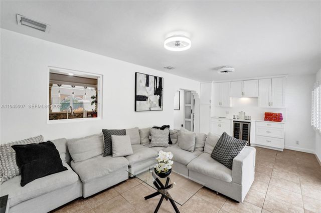 2101 NE 25th St, Wilton Manors, FL 33305