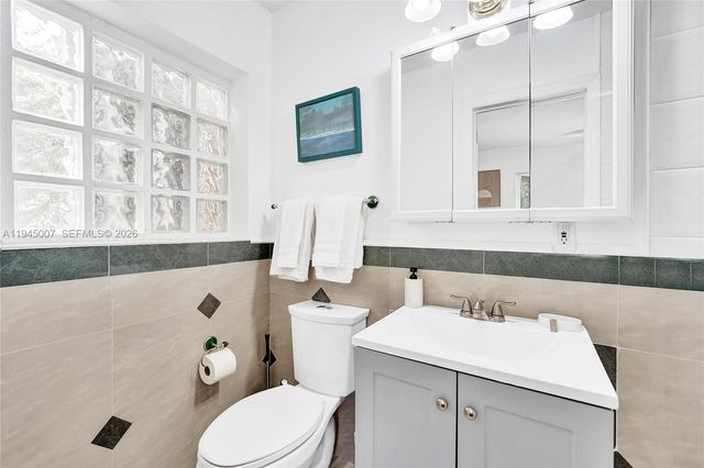 2101 NE 25th St, Wilton Manors, FL 33305