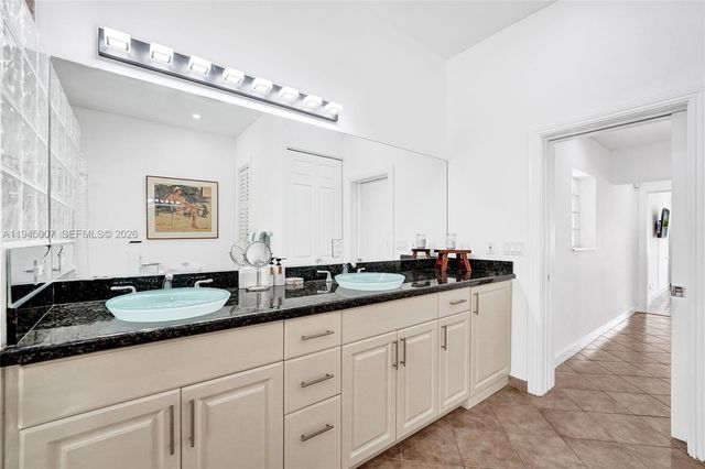 2101 NE 25th St, Wilton Manors, FL 33305