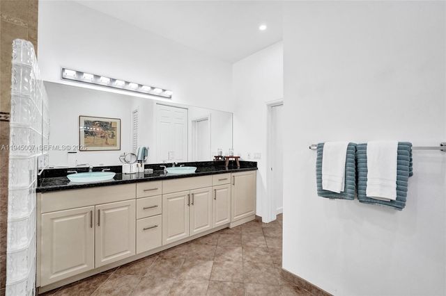 2101 NE 25th St, Wilton Manors, FL 33305