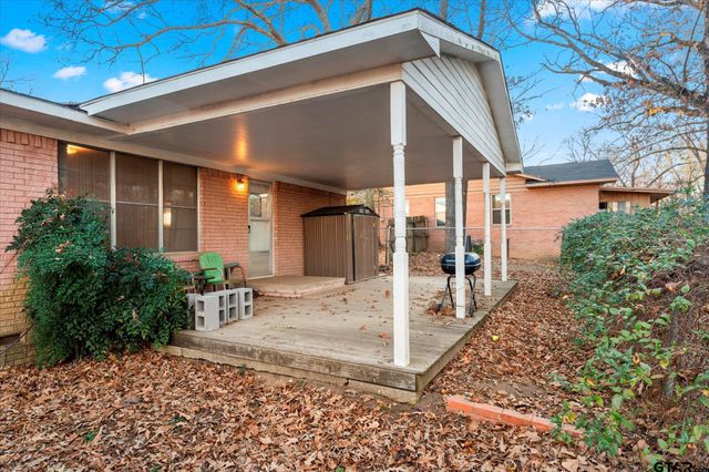 411 Redbud Ln, Mt Pleasant, TX 75455