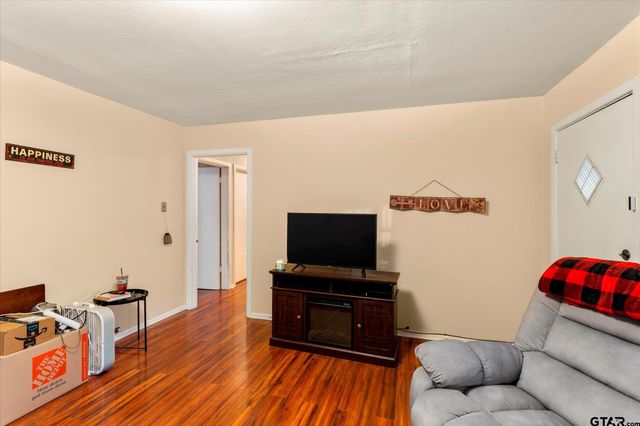 411 Redbud Ln, Mt Pleasant, TX 75455