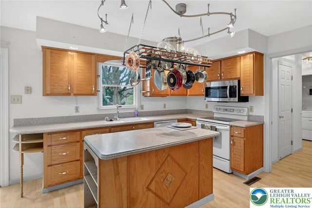 5524 Willow Way, Upper Macungie Twp, PA 18069