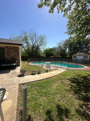 7700 Briarwood Drive, North Richland Hills, TX 76182