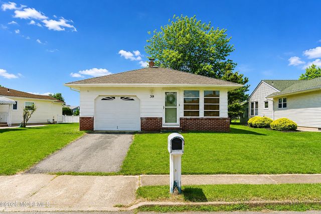 39 Corinth Place, Toms River, NJ 08755