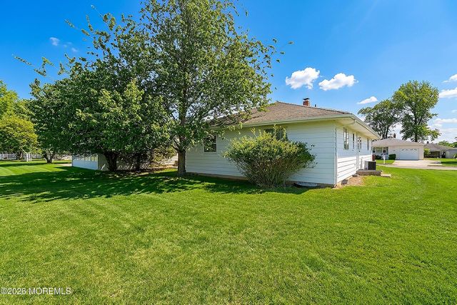 39 Corinth Place, Toms River, NJ 08755