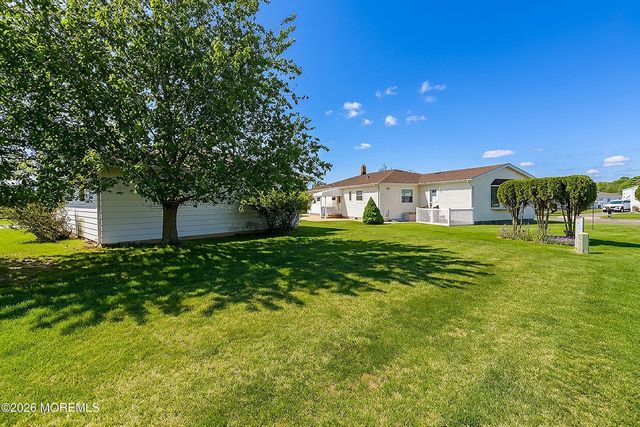 39 Corinth Place, Toms River, NJ 08755