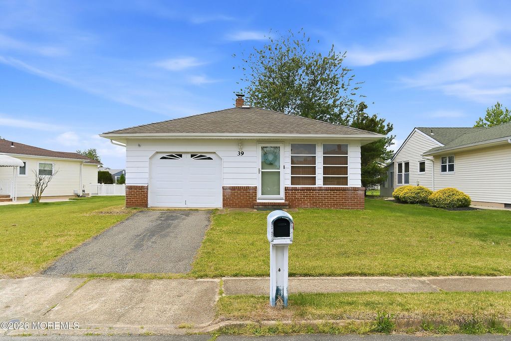 39 Corinth Place, Toms River, NJ 08755