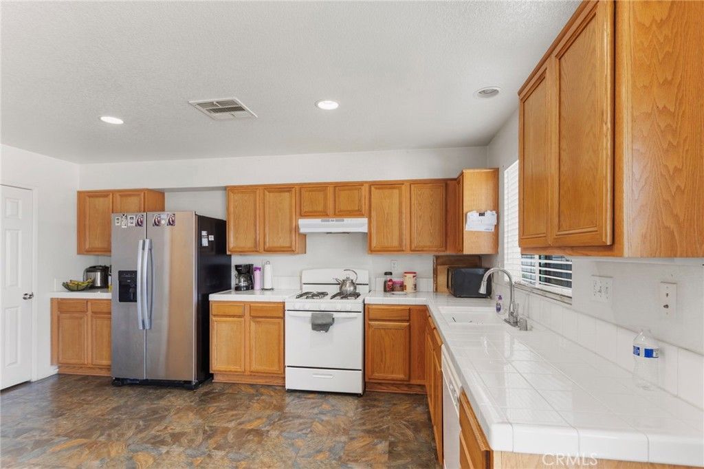 Image 9 of property listing at 16029 White Mountain, Victorville, CA 92394