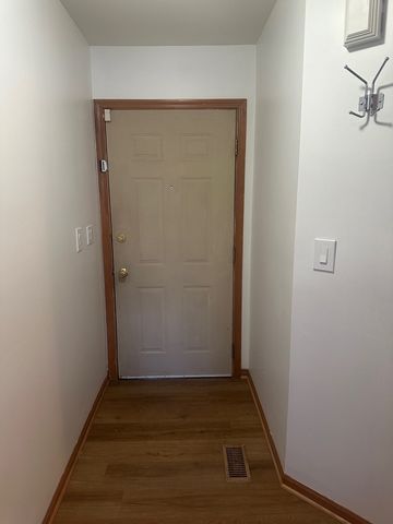 1942 Heron Avenue B, Schaumburg, IL 60193