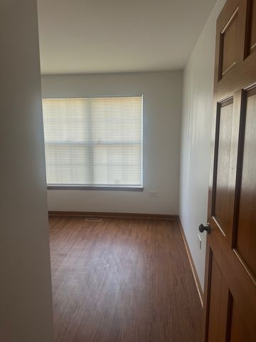 1942 Heron Avenue B, Schaumburg, IL 60193