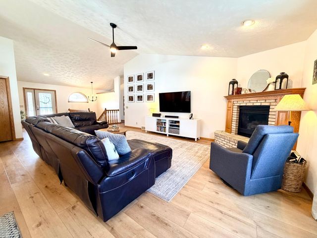 867 Briarwood Drive, Worthington, MN 56187