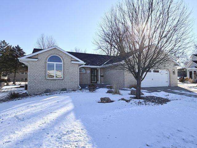867 Briarwood Drive, Worthington, MN 56187