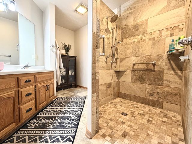 867 Briarwood Drive, Worthington, MN 56187