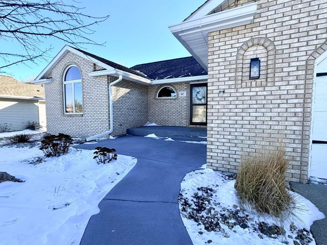 867 Briarwood Drive, Worthington, MN 56187