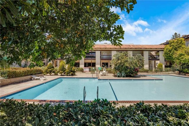 5460 White Oak B103, Encino, CA 91316