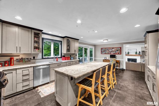 10539 N SLEEPY HOLLOW Road, Peoria, IL 61615