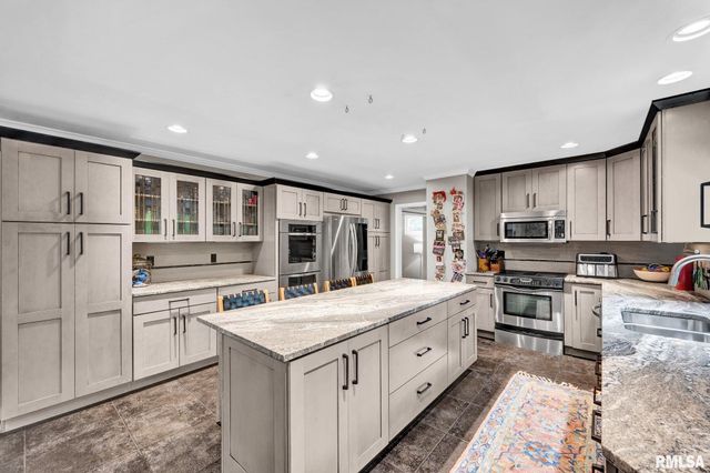 10539 N SLEEPY HOLLOW Road, Peoria, IL 61615