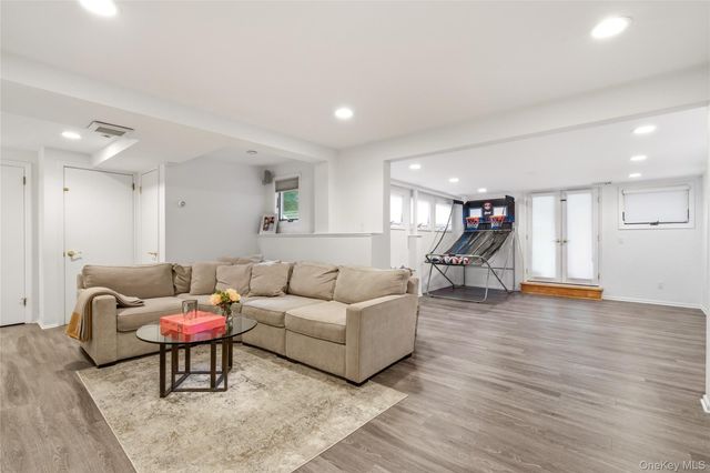 29 Sycamore Drive, Roslyn, NY 11576