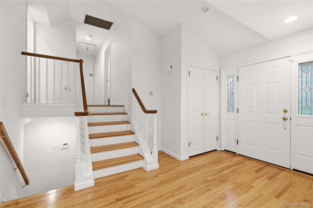 29 Sycamore Drive, Roslyn, NY 11576 — photo 2