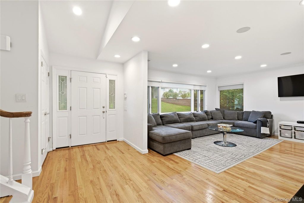29 Sycamore Drive, Roslyn, NY 11576 — photo 3