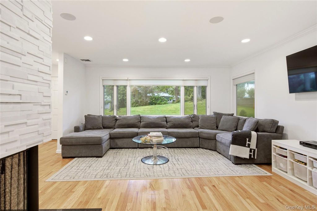 29 Sycamore Drive, Roslyn, NY 11576 — photo 4
