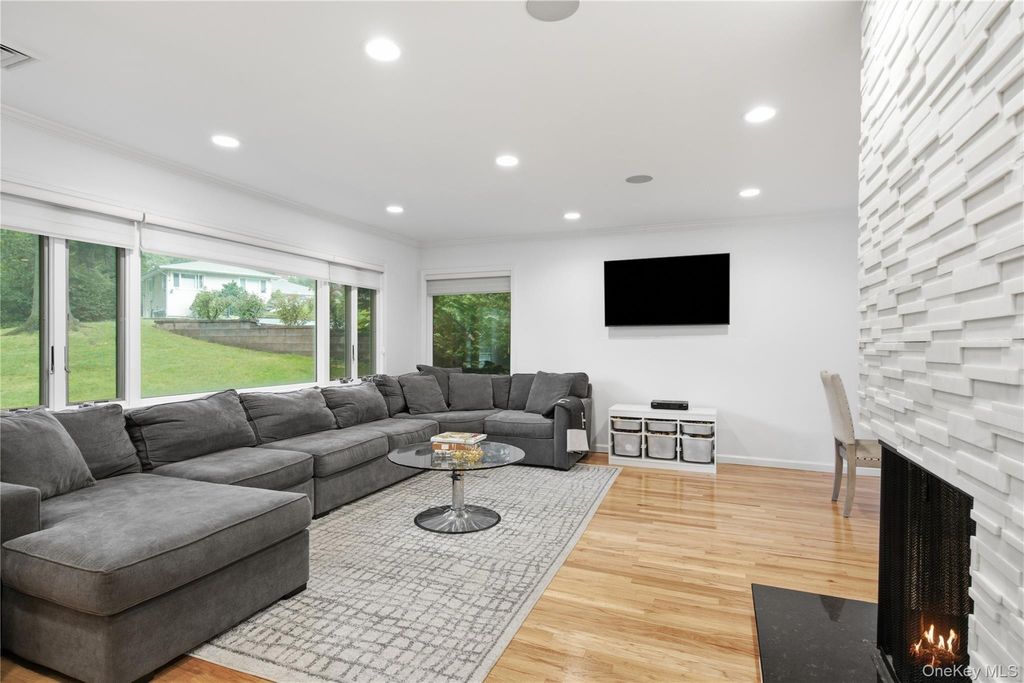 29 Sycamore Drive, Roslyn, NY 11576 — photo 5