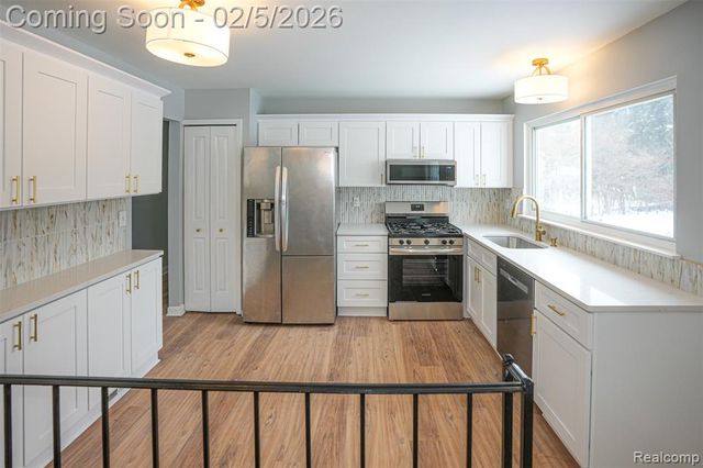 5783 Williamsburg Court, Waterford, MI 48327