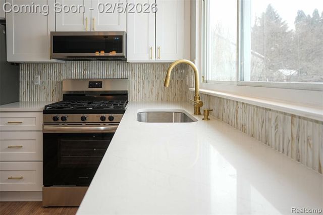 5783 Williamsburg Court, Waterford, MI 48327