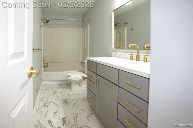 5783 Williamsburg Court, Waterford, MI 48327