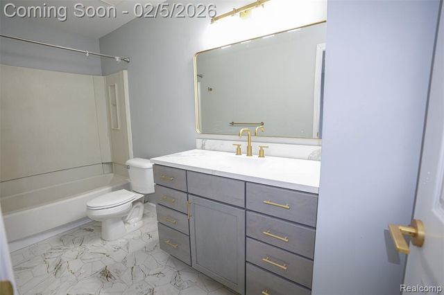 5783 Williamsburg Court, Waterford, MI 48327