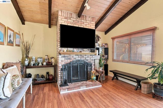 22 John Glenn Cir, Daly City, CA 94015