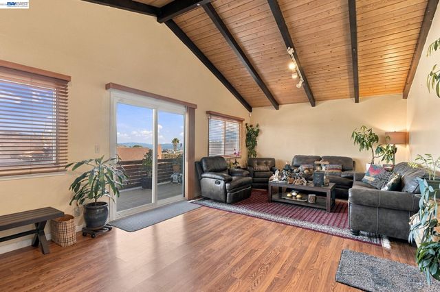 22 John Glenn Cir, Daly City, CA 94015
