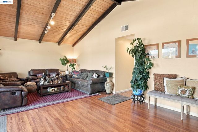 22 John Glenn Cir, Daly City, CA 94015