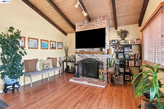 22 John Glenn Cir, Daly City, CA 94015