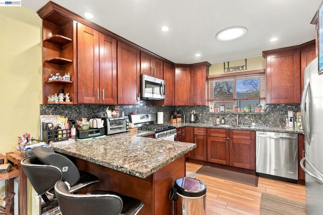 22 John Glenn Cir, Daly City, CA 94015