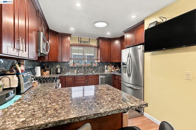 22 John Glenn Cir, Daly City, CA 94015