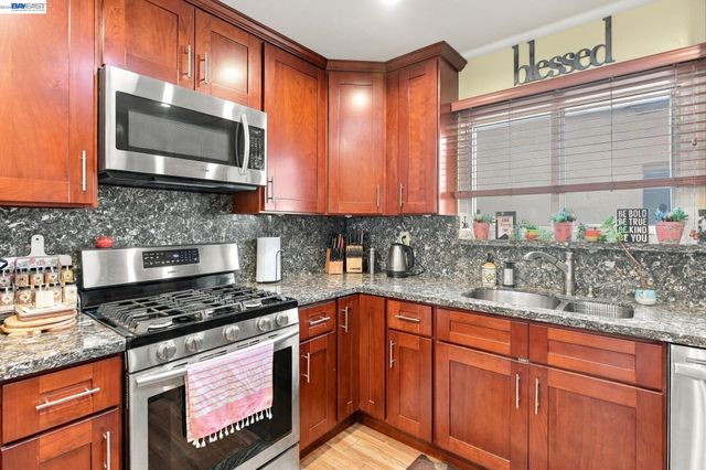 22 John Glenn Cir, Daly City, CA 94015