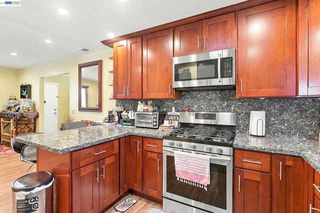 22 John Glenn Cir, Daly City, CA 94015