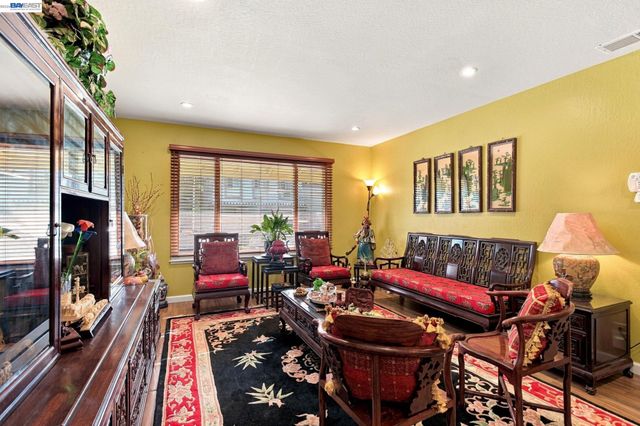 22 John Glenn Cir, Daly City, CA 94015