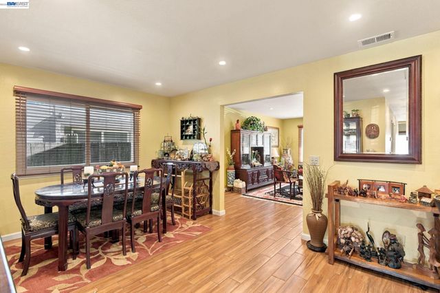 22 John Glenn Cir, Daly City, CA 94015