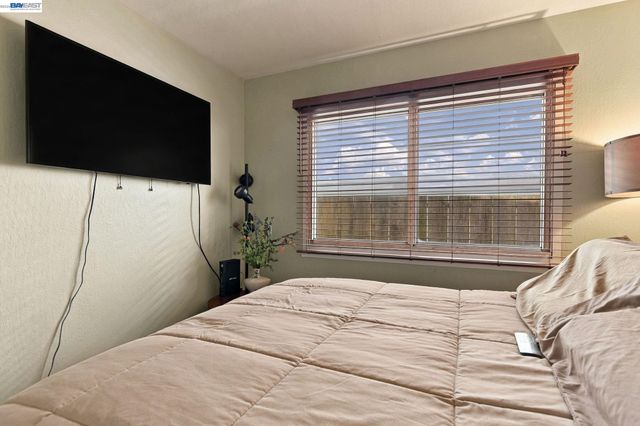 22 John Glenn Cir, Daly City, CA 94015